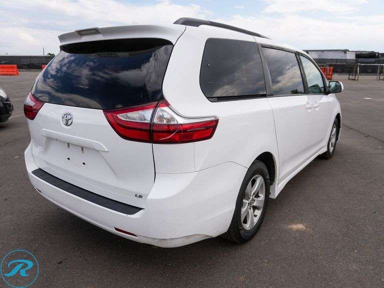 2019 Toyota Sienna LE FWD Passenger Van - Roller Auctions