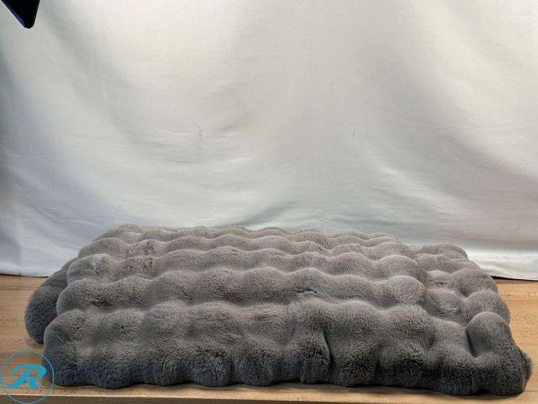 FRYE Luxe Faux Fur Throw- Like New; Pendleton King Blanket- Like New - Roller Auctions