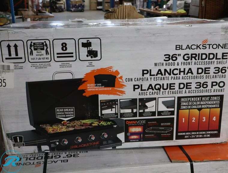 Blackstone 36 in. Griddle with Hinged Hood, Front Shelf and Soft Cover - New - Small Scratch - Roller Auctions