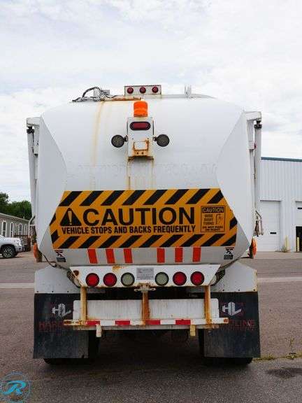 2015 Peterbilt 320 S/A Side Loader Trash Truck - Roller Auctions