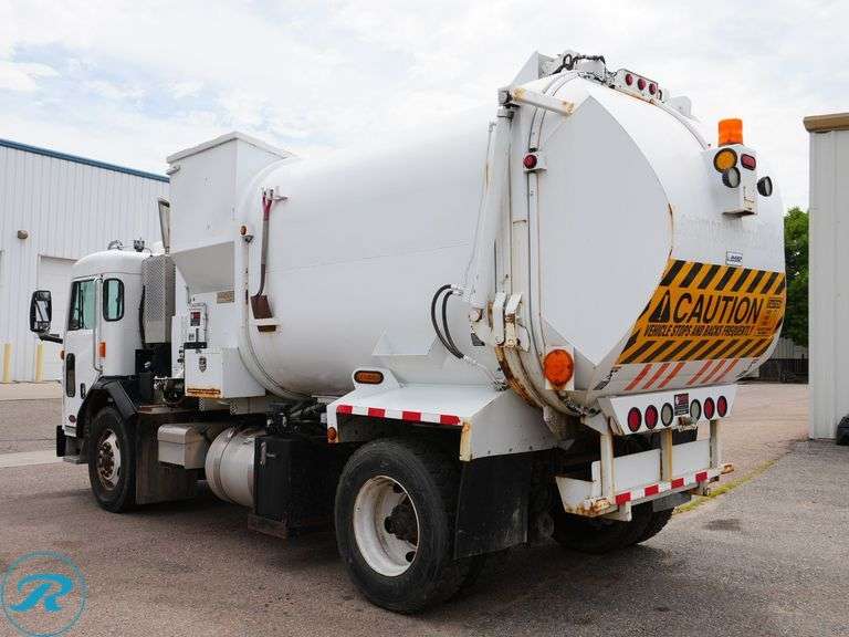 2015  Peterbilt  320   S/A Side Loader Trash Truck - Roller Auctions
