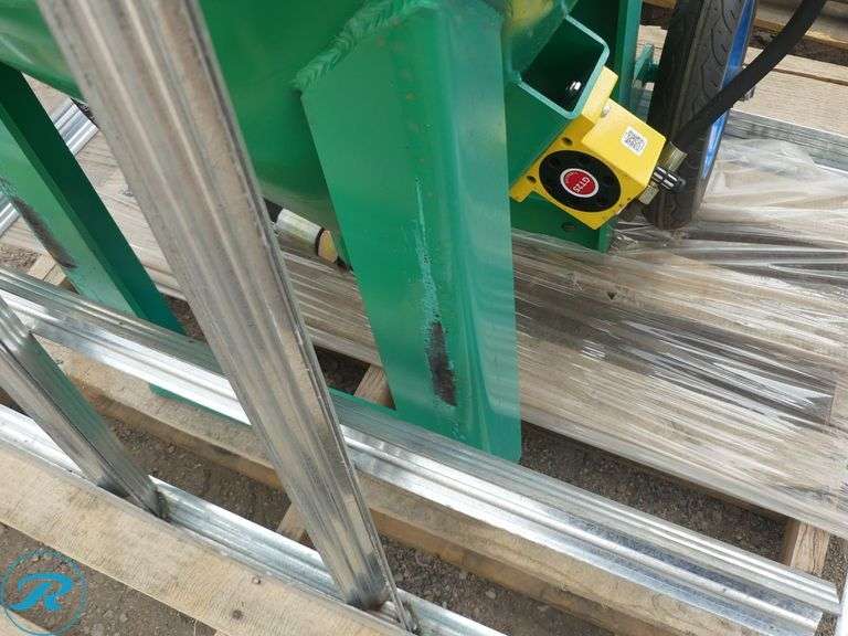 New DB500 Mobile Abrasive Blaster With Hoses (Slight Damage to Front Legs) - Roller Auctions