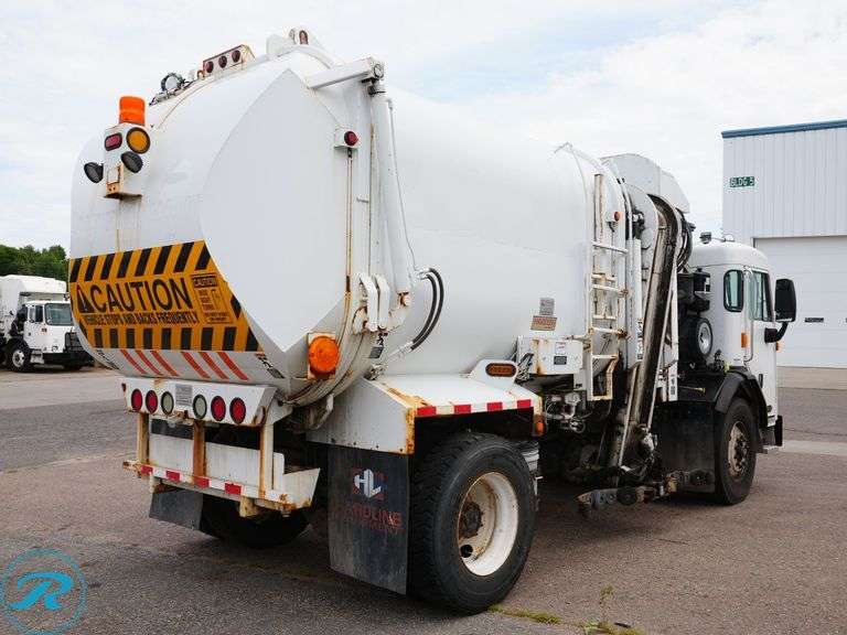 2015 Peterbilt 320 S/A Side Loader Trash Truck - Roller Auctions