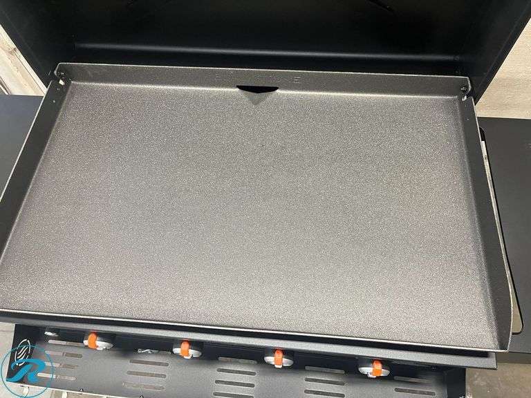 Blackstone 36 in. Griddle with Hinged Hood, Front Shelf and Soft Cover - New - Minor Damage/Missing Accessories - Roller Auctions