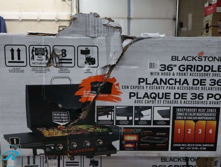 Blackstone 36 in. Griddle with Hinged Hood, Front Shelf and Soft Cover - New - Small Scratch - Roller Auctions