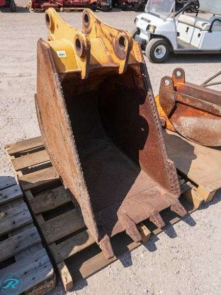 Caterpillar 9R3224 24" Bucket To Fit 446 Loader Backhoe