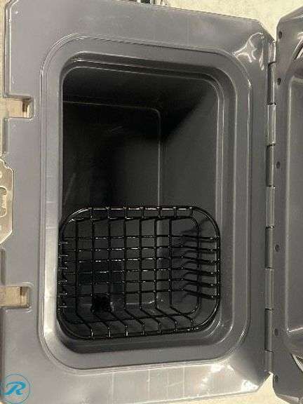 Igloo 24 Qt Hard Cooler with Carry Handle and Ice Retention for 4 Days – Like New - Roller Auctions