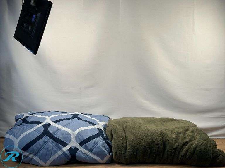 (2) Queen Blankets- Like New; (1) 4pc Sheets- Like New - Roller Auctions