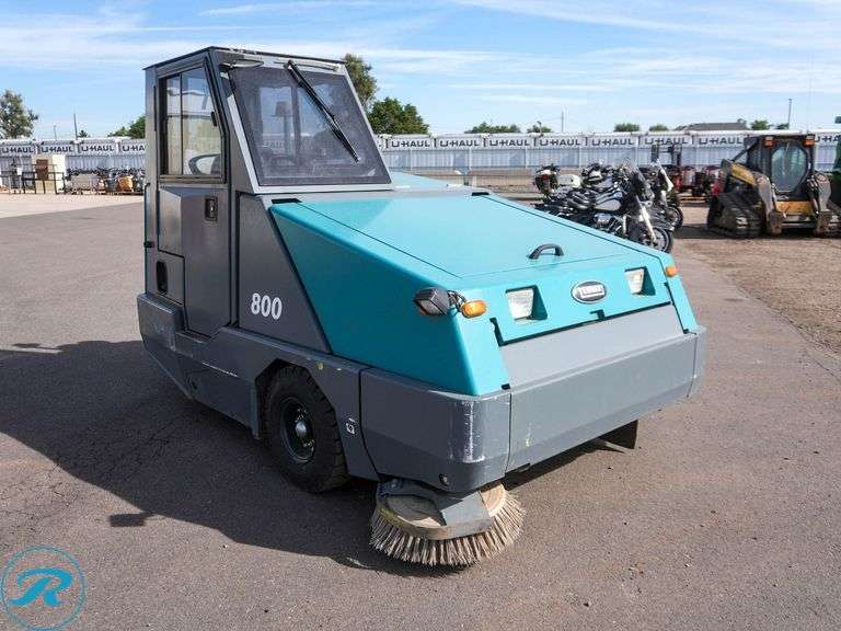 Tennant 800 Enclosed Sweeper - Roller Auctions