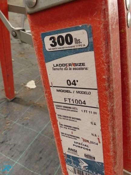 Louisville FT1006 6′ and FT1004 4′ Fiberglass Step Ladders, 300 Lb. Capacity - Roller Auctions