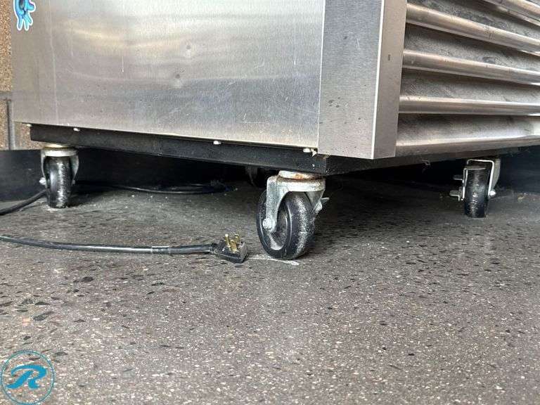 True TS-23G-LD Commercial Reach-In Glass Door Refrigerated Mercahndiser on Casters, 115V - Roller Auctions