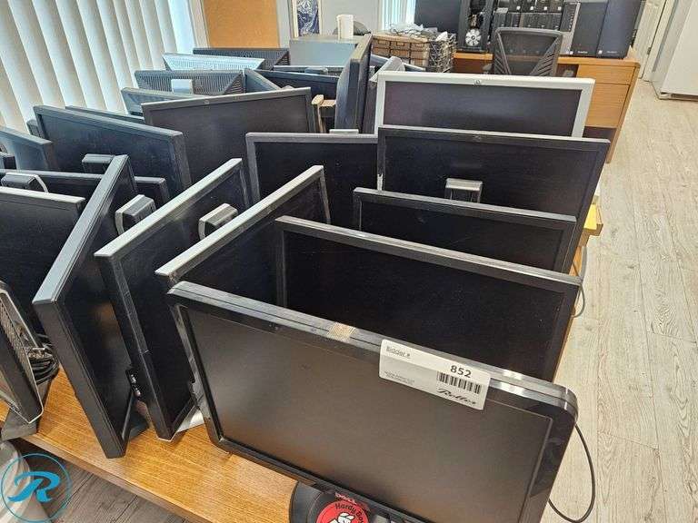 (30) Mixed Dell and HP Computer Monitors - Roller Auctions
