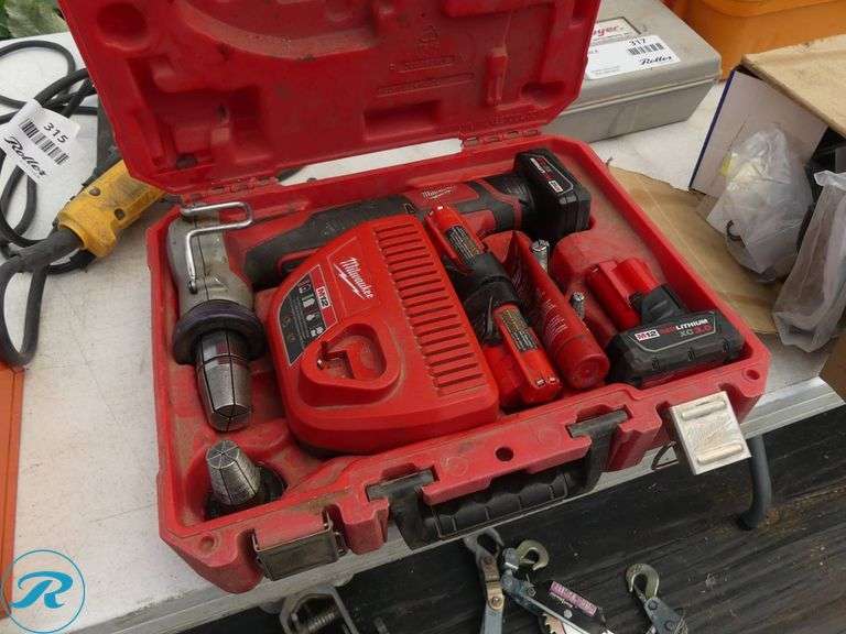 Milwaukee 2432-20 M12 ProPEX Expansion Tool With (4) Batteries and Charger - Roller Auctions
