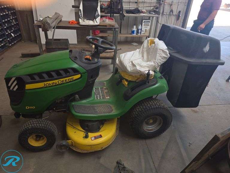 John Deere  D110  Ride-On Lawn Mower