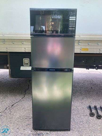 (2) Refrigerator Frigidaire w 18.5" x 44 h x 18.5" d  (1) Countertop Microwave Panasonic 20" w x 11.5" x 15" d (total of 2 items) - Roller Auctions