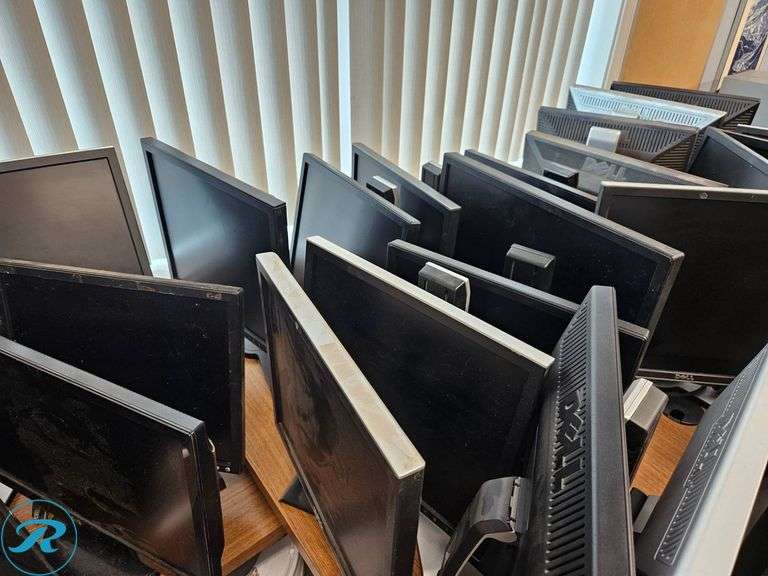 (30) Mixed Dell and HP Computer Monitors - Roller Auctions
