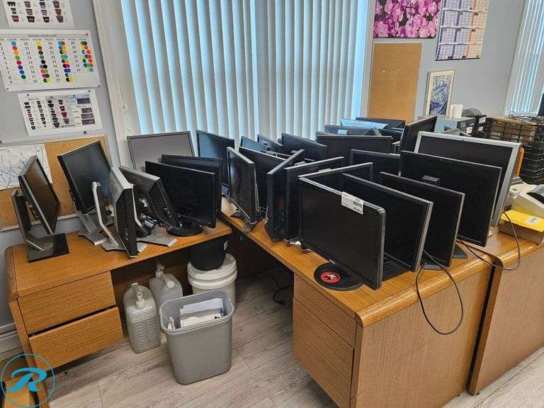 (30) Mixed Dell and HP Computer Monitors - Roller Auctions