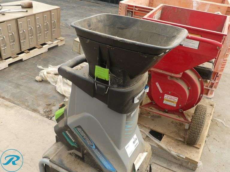 Earthwise GS70015 Electric Chipper Shredder with Collection Bag, 120V - Roller Auctions