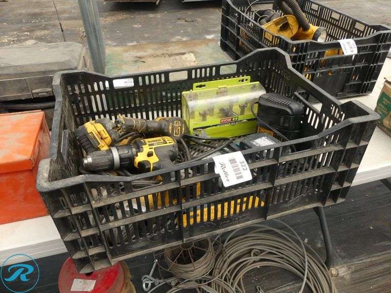 Tray of DeWalt Power Tools, Ryobi Bits and Makita Charger and Battery (1-Tool Broken) - Roller Auctions