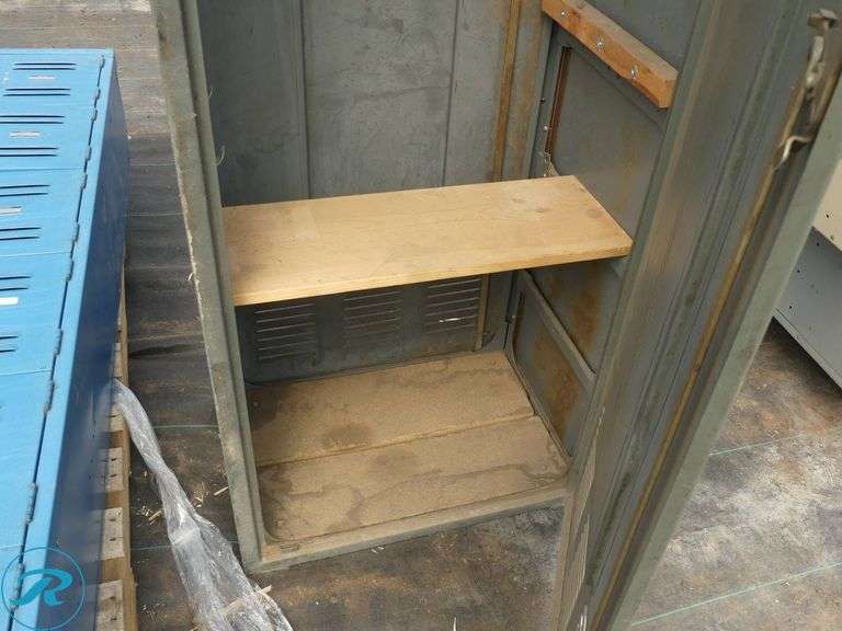 Metal Storage Locker - Roller Auctions