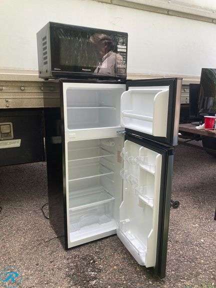 (2) Refrigerator Frigidaire w 18.5" x 44 h x 18.5" d  (1) Countertop Microwave Panasonic 20" w x 11.5" x 15" d (total of 2 items) - Roller Auctions
