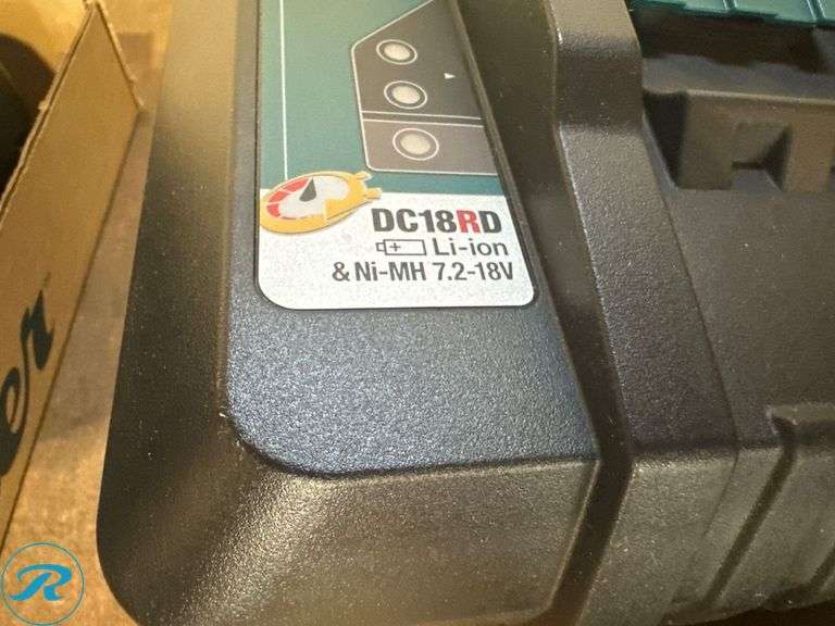 Makita DC18RD Dual-Port Charger with (4) BL1850B 18V 5.0Ah Batteries - Roller Auctions