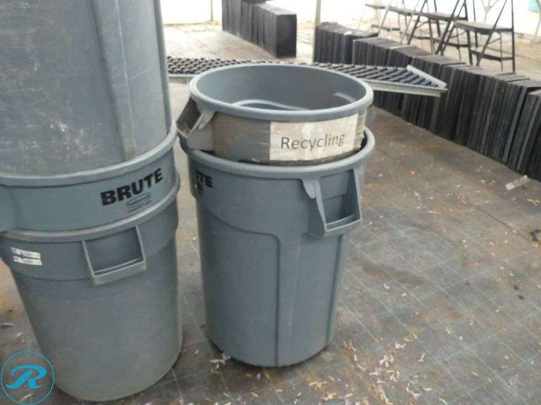 (13) Rubbermaid Brute Trash Containers With Lids - Roller Auctions