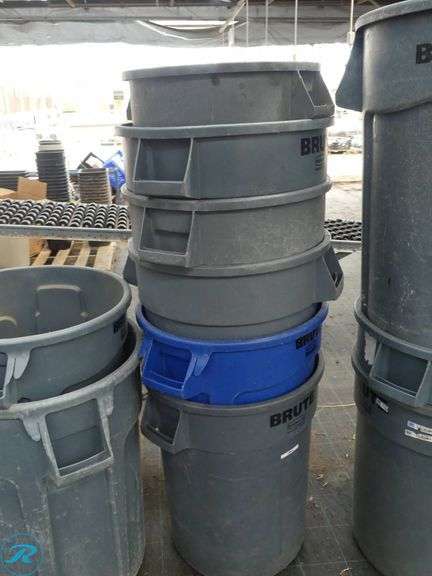 (13) Rubbermaid Brute Trash Containers With Lids - Roller Auctions