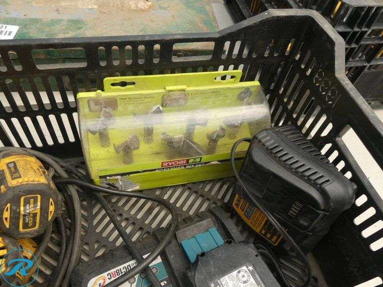 Tray of DeWalt Power Tools, Ryobi Bits and Makita Charger and Battery (1-Tool Broken) - Roller Auctions