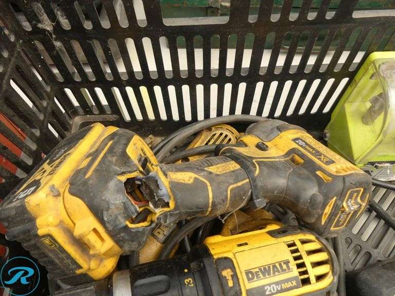 Tray of DeWalt Power Tools, Ryobi Bits and Makita Charger and Battery (1-Tool Broken) - Roller Auctions
