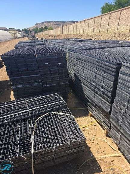 (4) Pallets of Plastic Greenhouse Benching, 4' x 2' Approx (100) Per Pallet - Roller Auctions