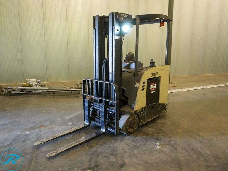 Crown  RC5545-40  Stand-On   Forklift