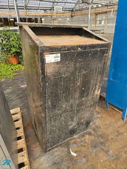Metal Storage Cabinet on Casters - Roller Auctions