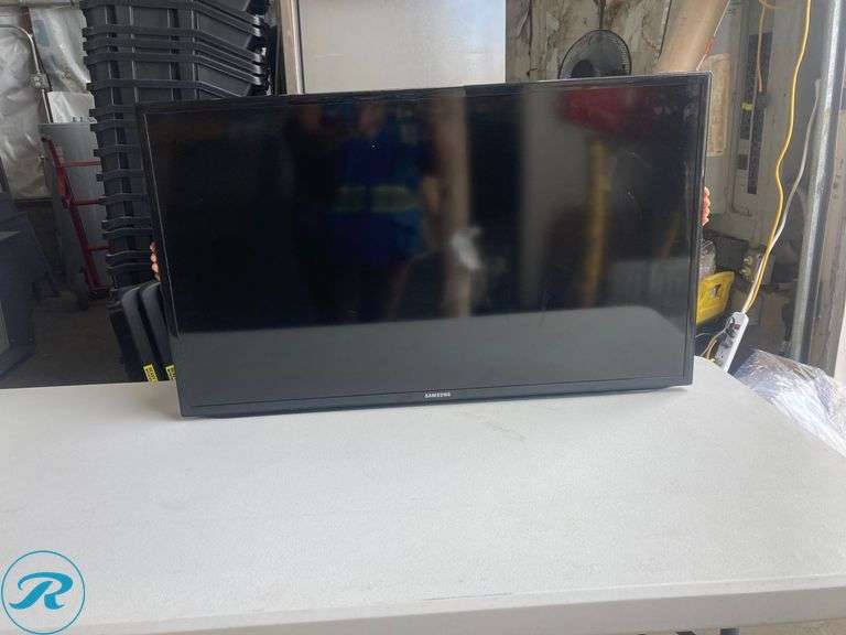 (1) Samsung TV 40" with remote control Former Airbnb perfect condition (see Photos) - Roller Auctions