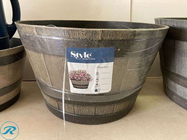 (6) New- Assorted Garden Set (4) Planters Different Sizes (2) 2-gallon blue/mate plastic watering cans (total of 6 items See Photos) - Roller Auctions