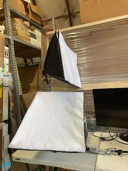 (5) Former Airbnb Lot of E-Studio equipment 3 Photography Light - Roller Auctions
