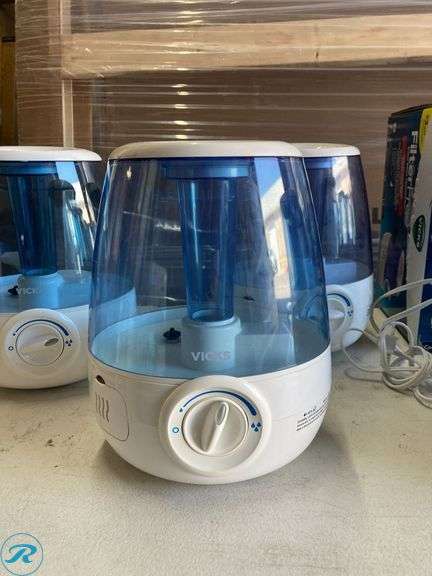 (8) Filter free vicks cool mist humidifier 1.2 gallon capacity - Roller Auctions