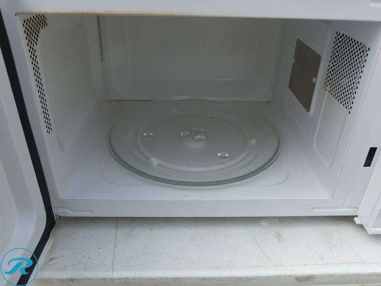 (2) Household Microwaves: Sharp R-309YW and Magic Chef MCM1110W - Roller Auctions