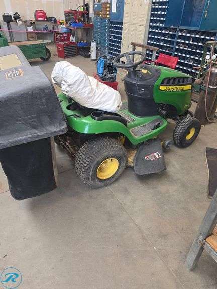 John Deere  D110  Ride-On Lawn Mower - Roller Auctions