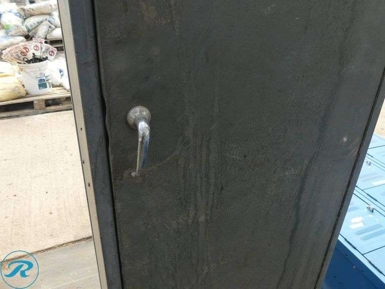 Metal Storage Locker - Roller Auctions