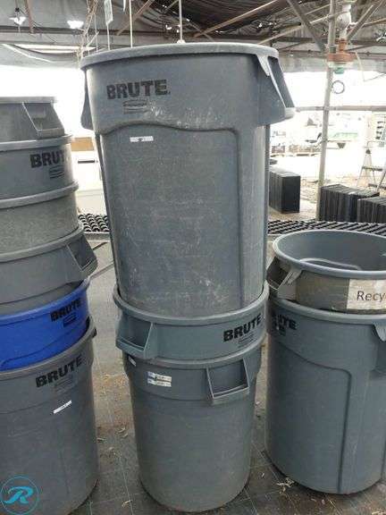 (13) Rubbermaid Brute Trash Containers With Lids - Roller Auctions
