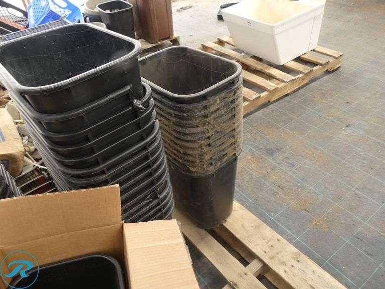 Pallet of Wastebaskets - Roller Auctions