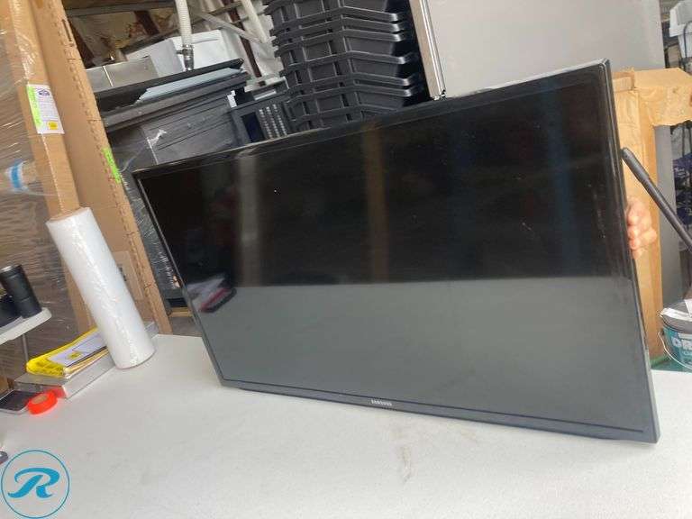 (1) Samsung TV 40" with remote control Former Airbnb perfect condition (see Photos) - Roller Auctions