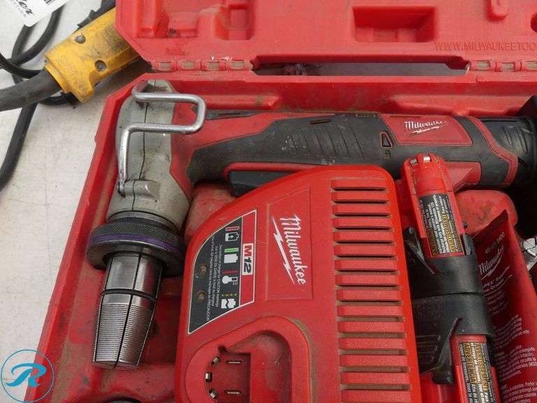 Milwaukee 2432-20 M12 ProPEX Expansion Tool With (4) Batteries and Charger - Roller Auctions