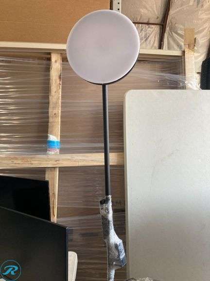 (5) Former Airbnb Lot of E-Studio equipment 3 Photography Light - Roller Auctions