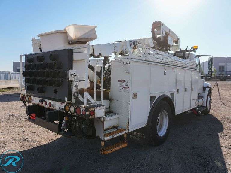 2011  International  4300  RWD  Bucket Truck - Roller Auctions