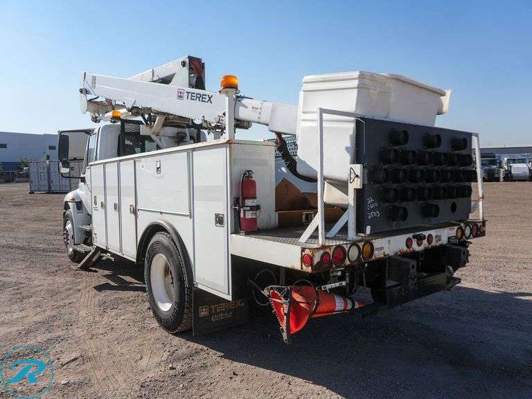2011  International  4300  RWD  Bucket Truck - Roller Auctions