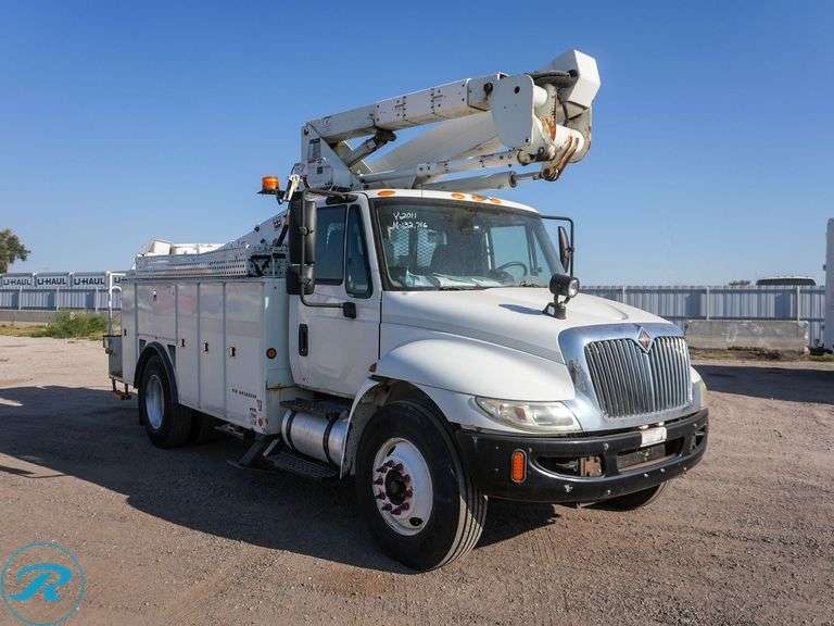 2011  International  4300  RWD  Bucket Truck - Roller Auctions