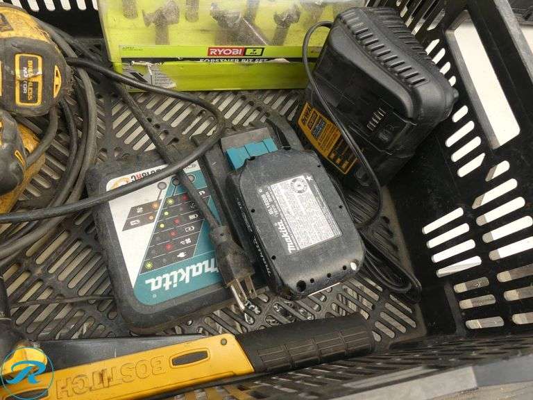 Tray of DeWalt Power Tools, Ryobi Bits and Makita Charger and Battery (1-Tool Broken) - Roller Auctions
