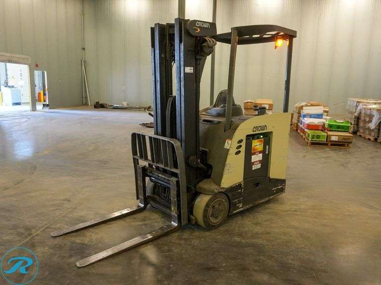 Crown  RC5545-40  Stand-On   Forklift